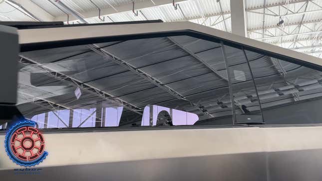 Imagen para el artículo titulado El último prototipo del Cybertruck de Tesla se ve aún peor de cerca