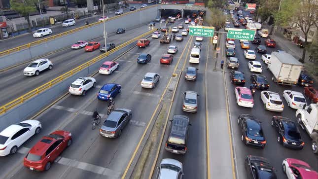Imagen para el artículo titulado El peor lugar para probar un dron: una carretera extremadamente transitada en Ciudad de México