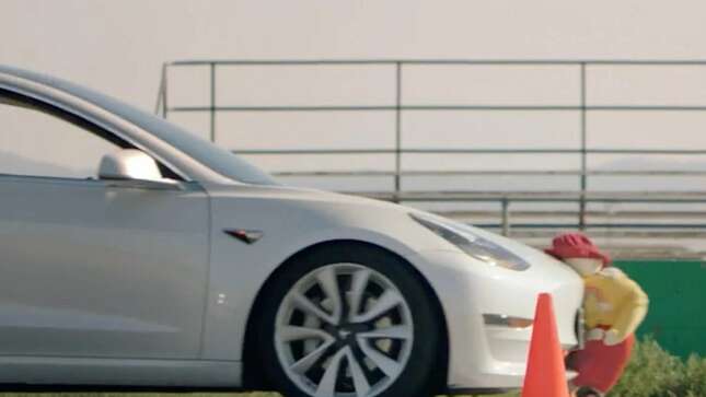 Imagen para el artículo titulado En este vídeo el Autopilot de Tesla atropella a un maniquí infantil repetidamente