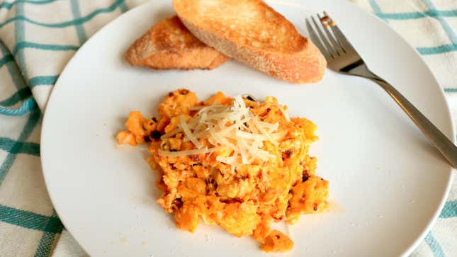 Image for article titled Scramble Your Eggs in Spicy Salsa Macha