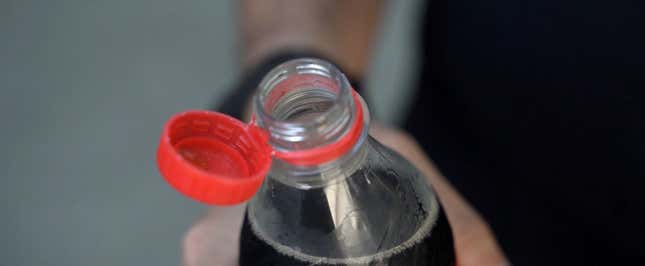 Imagen para el artículo titulado Coca-Cola pegará el tapón a todas sus botellas de plástico para que se reciclen juntos