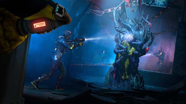 Rainbow Six Extraction operators with flashlights on the end of their guns peer into a room hosting an alien organism.