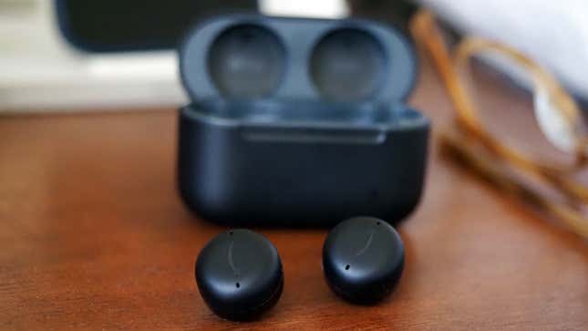 Imagen para el artículo titulado Los nuevos Echo Buds de Amazon son excelentes para lo que cuestan