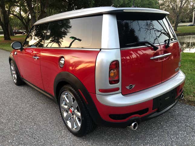 Imagen para el artículo titulado A $7500, ¿es este Mini Cooper Clubman 2008 una ganga Maxi?