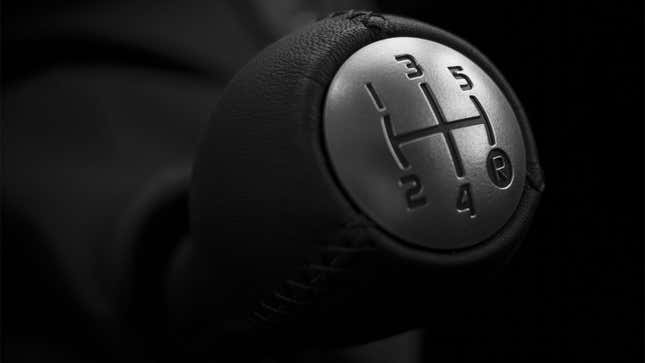 A photo of a manual gear shifter in a Fiat 500. 