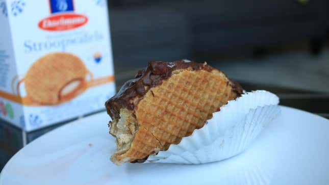 Image for article titled Make Yourself a Stroopwafel ‘Choco Taco’