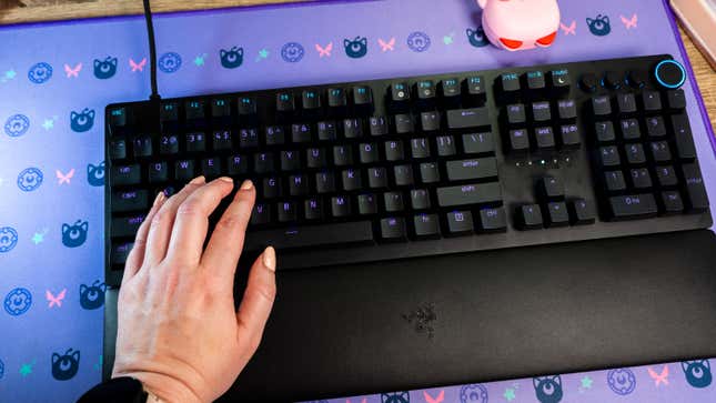 A photo of a hand resting on the Razer huntsman v2 keyboard