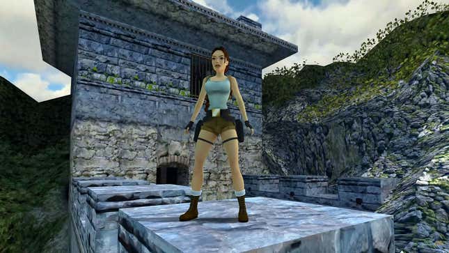 Lara Croft starrt auf eine entfernte Biene, während sie auf einigen remasterten Ruinen steht.