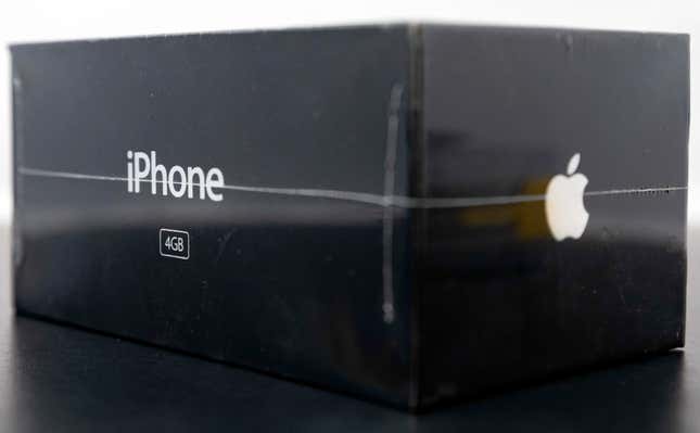 Imagen para el artículo titulado Este raro iPhone original con 4GB de memoria podría superar los 100.000 dólares en subasta