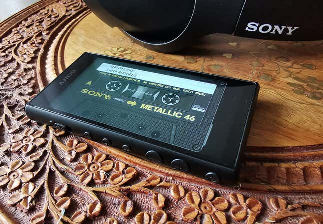 The screensaver that imitates classic cassette tapes is awesome.