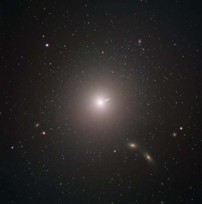 Imagen de la galaxia M87 captada por el Telescopio Muy Grande del ESO