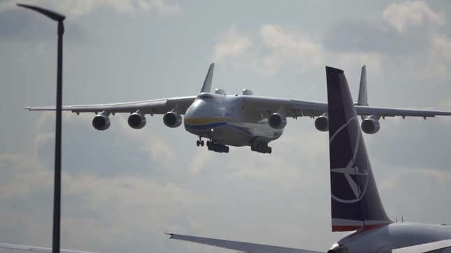 Image for article titled The World's Largest Plane Costs $30,000 An Hour To Fly