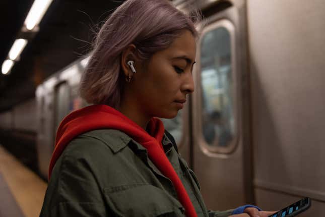 Imagen para el artículo titulado Apple por fin lanza sus nuevos AirPods con cancelación de ruido y nuevo diseño