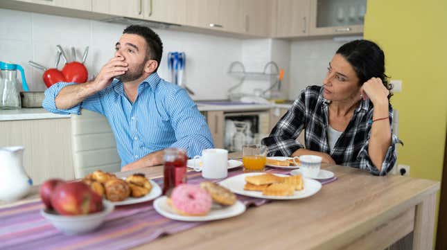 题为《食品战》的文章图片：夫妻如何在隔离中互相烦恼