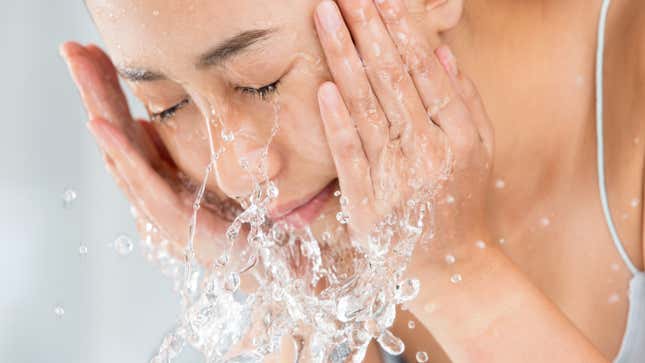 Image for article titled How to Keep Water From Running Down Your Arms When You Wash Your Face
