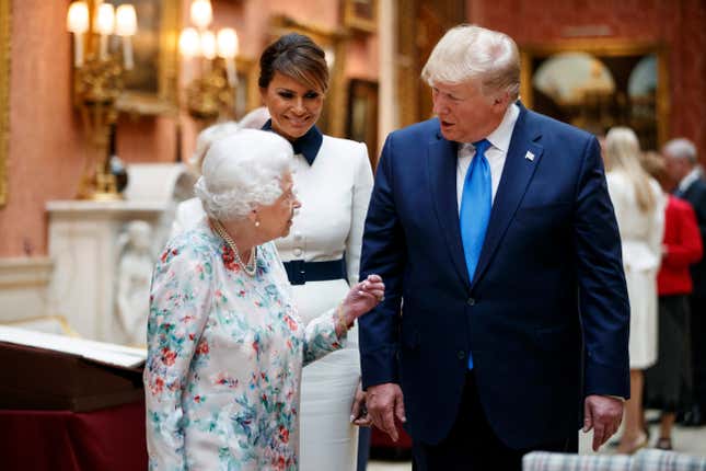 Imagen para el artículo titulado La reina Isabel II podría matar a Meghan Markle y salir indemne, y otras 25 rarezas de la loca monarquía británica