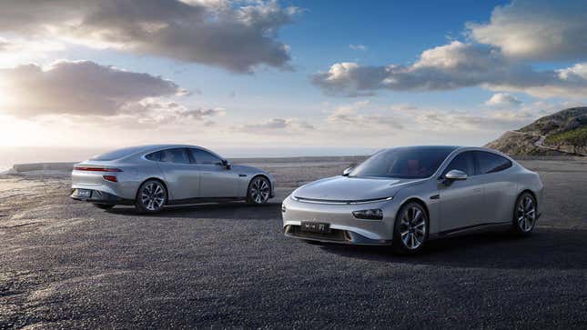 Imagen para el artículo titulado Este clon chino del Model 3 es tan parecido al original que Tesla los está demandado