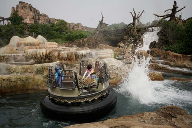 Imagen para el artículo titulado Un paseo en imágenes por la Disneylandia de la nueva normalidad tras el coronavirus