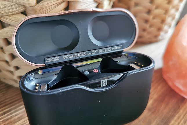 Imagen para el artículo titulado He probado los nuevos auriculares con cancelación de ruido de Sony y ahora tengo una oreja más grande que la otra