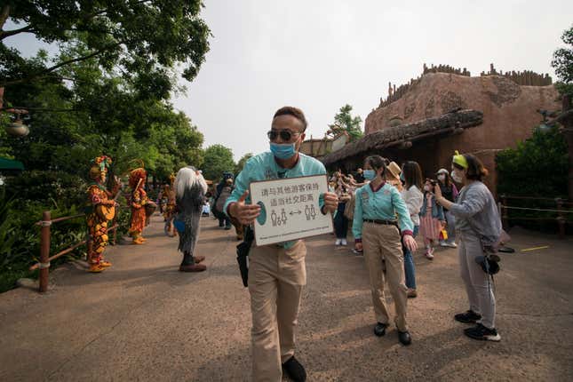 Imagen para el artículo titulado Un paseo en imágenes por la Disneylandia de la nueva normalidad tras el coronavirus