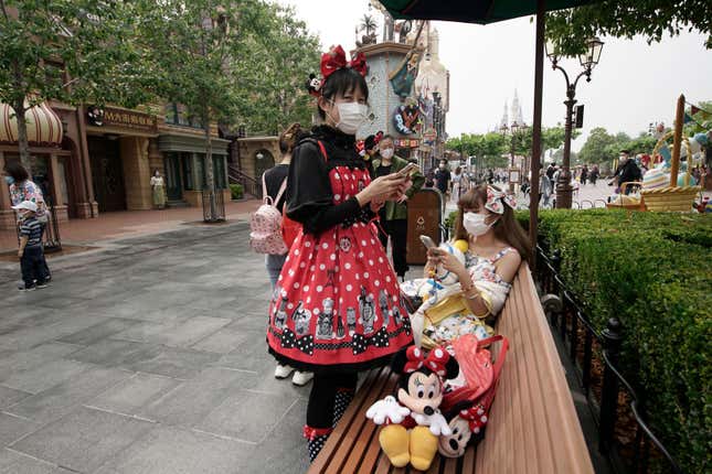 Imagen para el artículo titulado Un paseo en imágenes por la Disneylandia de la nueva normalidad tras el coronavirus