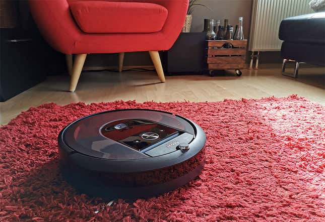Imagen para el artículo titulado Esto es lo que pasa cuando alguien que odia los robots aspiradores prueba la Roomba más avanzada del mercado