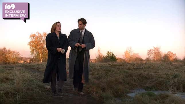 Scully (Gillian Anderson) and Mulder (David Duchovny) in the season four “El Mundo Giro” episode of The X-Files.