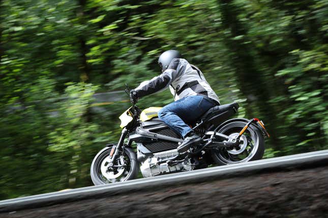 Image for article titled The Electric Harley-Davidson LiveWire Is a Shockingly Fun Bid for the Future