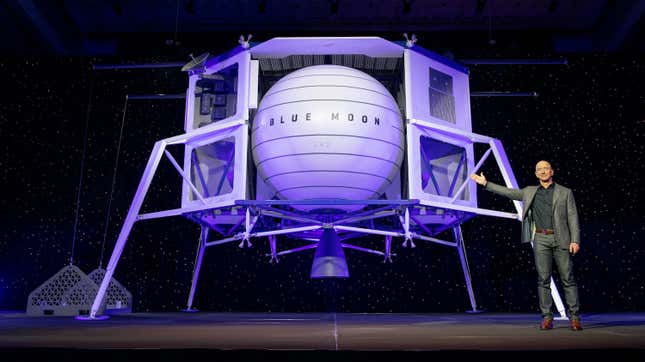 Imagen para el artículo titulado Jeff Bezos se queja de la NASA por elegir a SpaceX para aterrizar en la Luna (y Elon Musk se burla de él)