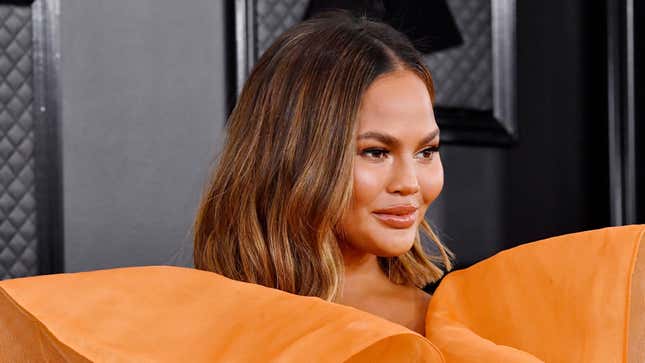 Image for article titled Chrissy Teigen Has Returned to Twitter of Her Own Free Will, Unlike the Rest of Us Hostages