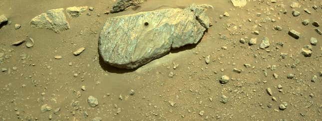Esta composición de dos imágenes muestra el agujero perforado por el rover Perseverance de la NASA durante su segundo intento de recolección de muestras