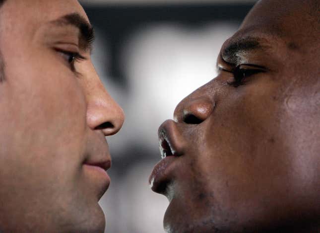 World Boxing Council Light Middleweight Champion Oscar de la Hoya (L) and Floyd Mayweather (R) face off during a press conference in Hollywood 28 February 2007. 