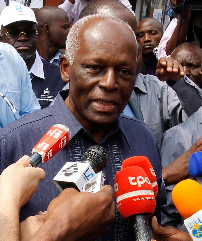 Angola’s President Jose Eduardo dos Santos (C)