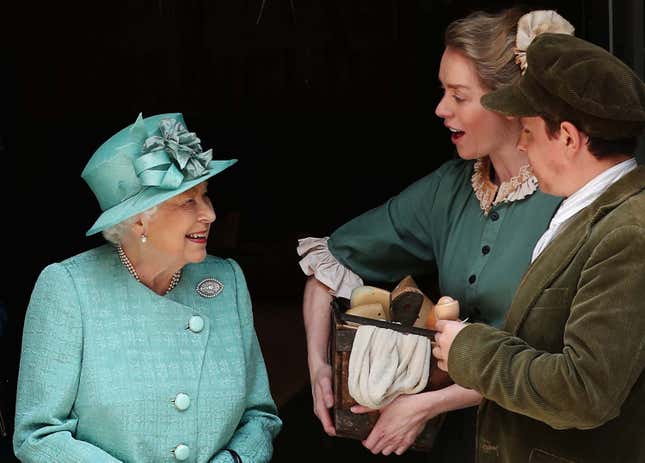 Elizabeth with actors on the pop-up’s (?) journey (??) through shopping history (???)