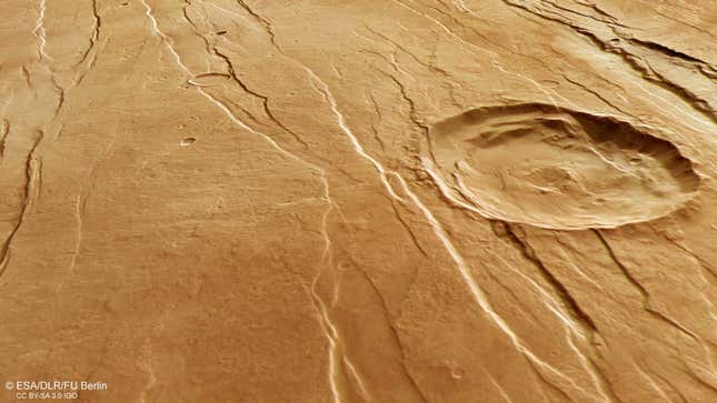 Imagen para el artículo titulado Las últimas imágenes de Marte muestran “marcas de garra” gigantes en la superficie