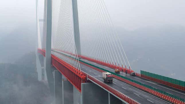 Imagen para el artículo titulado Este faraónico cambio de dirección de 'alta velocidad' en una carretera de montaña en China es sorprendente