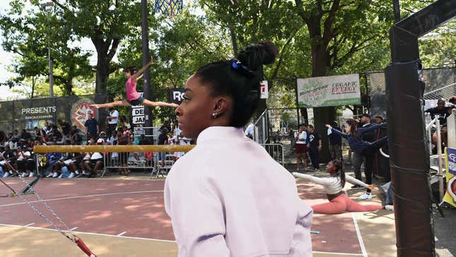 Image for article titled Simone Biles Drops In On Pickup Gymnastics Meet In Rucker Park