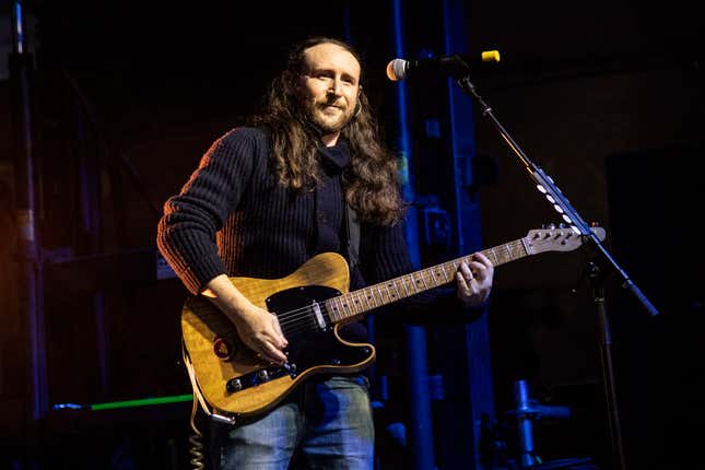 Incubus and Mixhalo founder Mike Einziger playing guitar