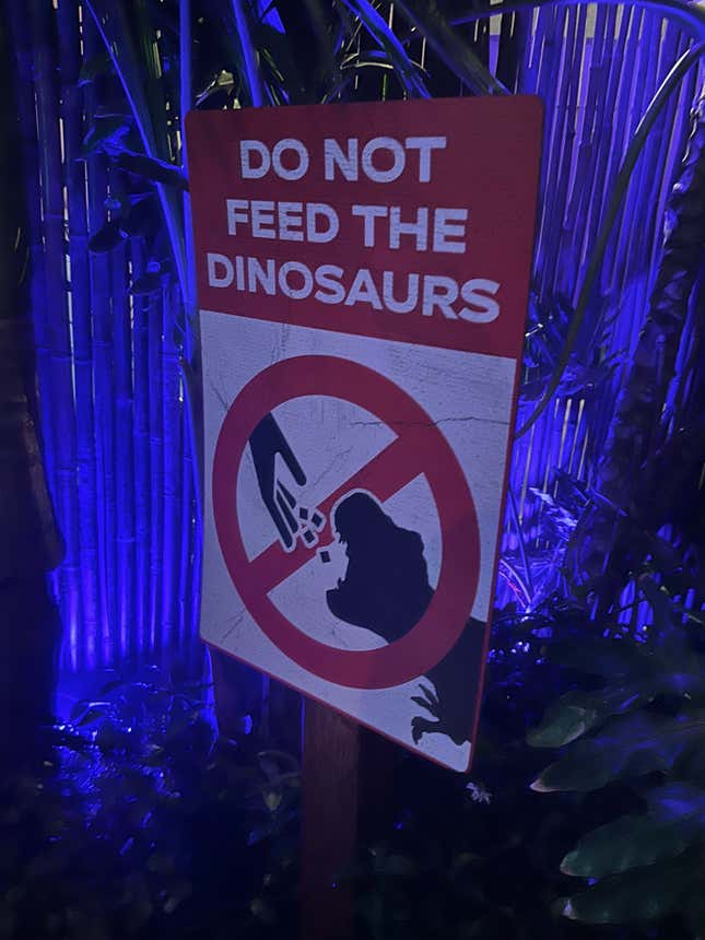 Image for article titled Behold The Throne of Photo Ops at the Jurassic Park SDCC Experience