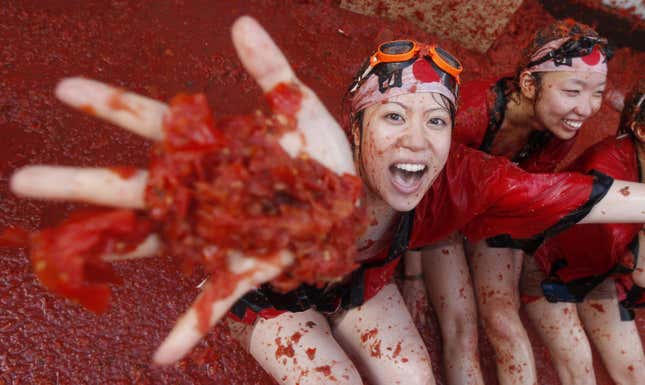 Image for article titled Photos: Spaniards mark another year by gleefully smashing each other in the face with tomatoes