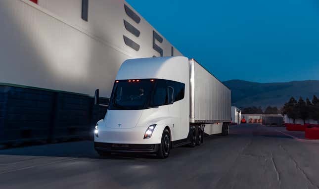 Imagen para el artículo titulado El camión Tesla Semi llegará este mismo año, o al menos eso dice Elon Musk