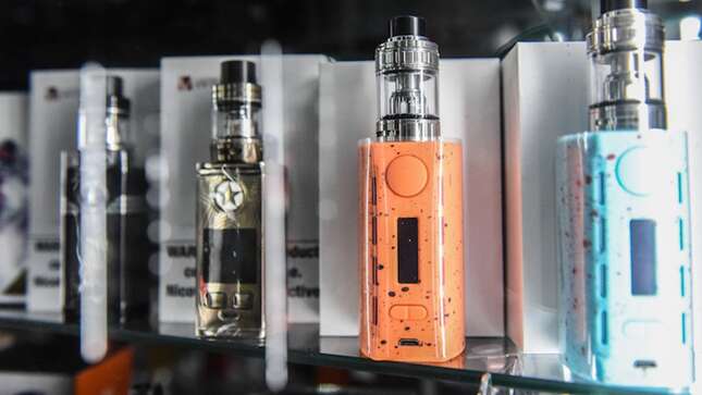 EE.UU. cambia la edad legal para fumar y vapear a 21 años