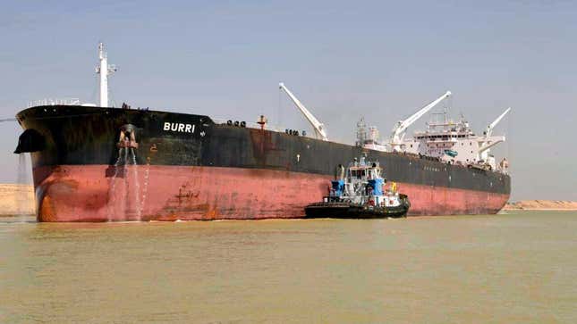 Auf diesem Handout-Foto, das am 23. August 2023 von der Suezkanalbehörde veröffentlicht wurde, sind ein Schiff, die Burri, und ein Schlepper in der Wasserstraße nach einer Kollision mit einem anderen großen Transportschiff zu sehen.