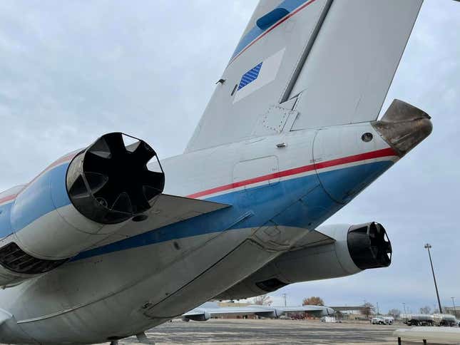 Image for article titled This Vintage Passenger Jet Would Make The Coolest Little Home