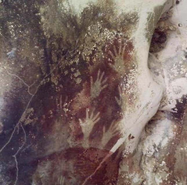 Plantillas de mano en la cueva de Pettakere en otros lugares de Sulawesi