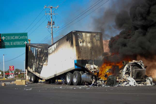 Un camión ardiendo tras los enfrentamientos de ejército y cártel en Culiacán.