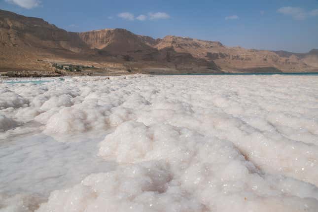 Imagen para el artículo titulado Resuelven el misterio de los extraños cristales de sal que se acumulan en el Mar Muerto