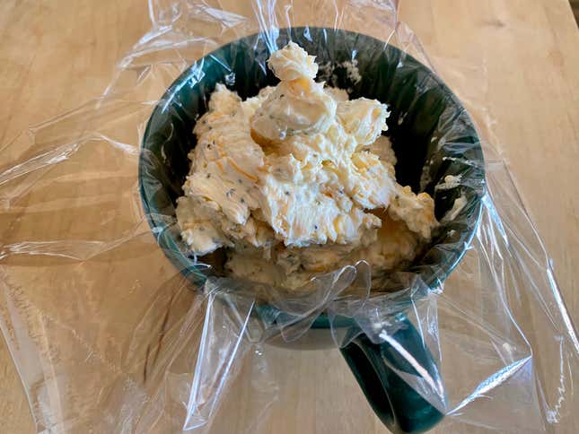 Image for article titled Give Your Cheeseball a Festive Easter Makeover