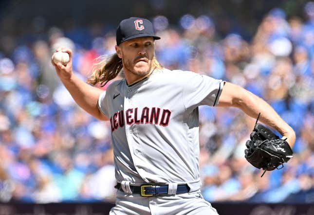 27. August 2023;  Toronto, Ontario, CAN;  Cleveland Guardians Starting Pitcher Noah Syndergaard (34) liefert im ersten Inning im Rogers Centre einen Pitch gegen die Toronto Blue Jays ab.