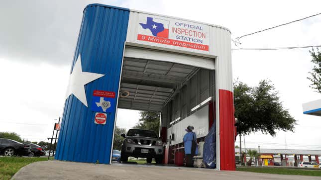 「Temporary Plate and Shady Mechanics Lets a Millions of Texas Cars Skip Safety Inspection」というタイトルの記事の画像